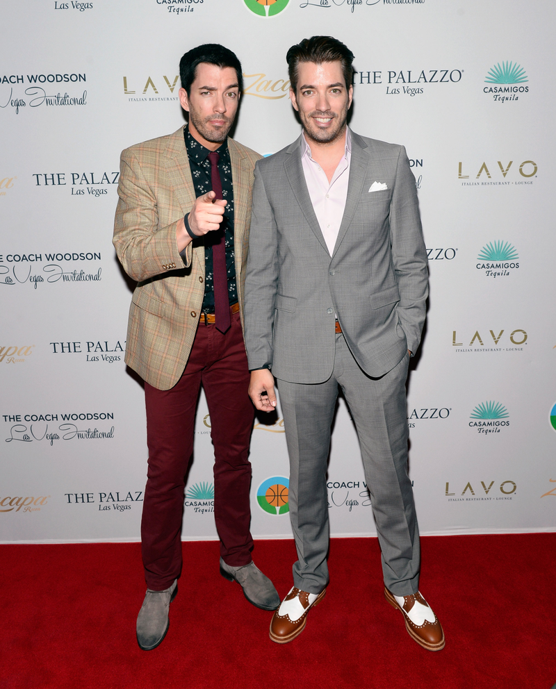 Illustration for article titled Photos of the Property Brothers Posing